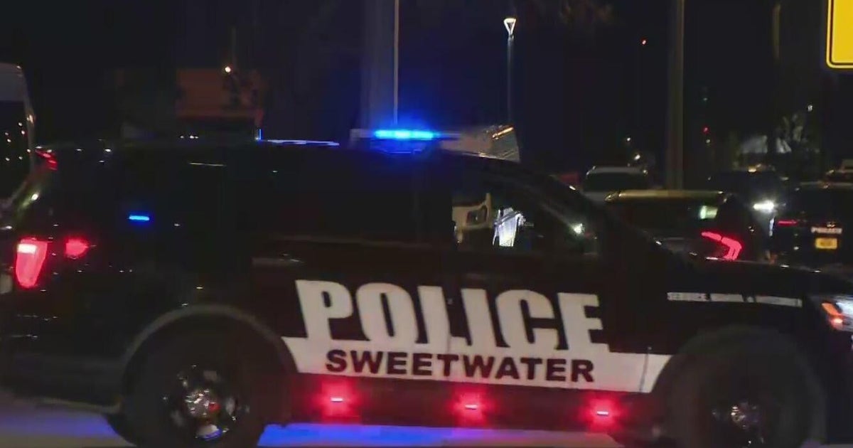 Sweetwater police officers shoot and kill a man armed with a knife after a