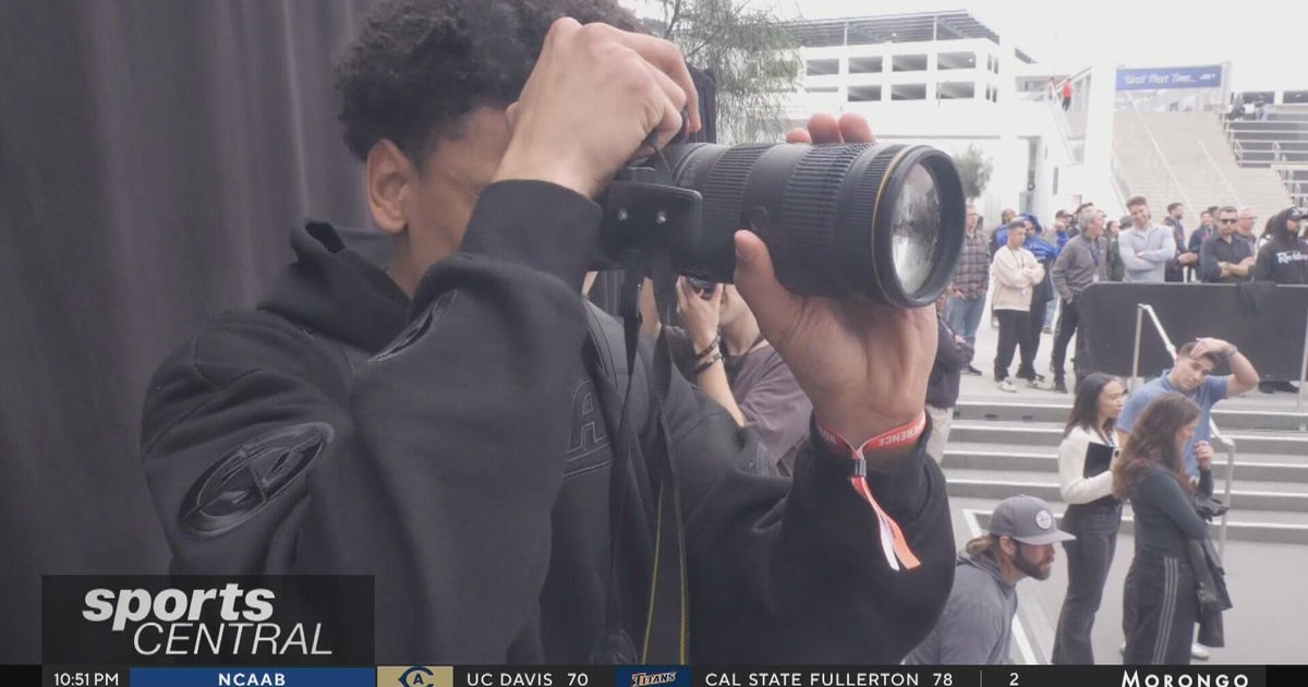 Photography with Clippers' Player Kobe Sanders - CBS Los Angeles