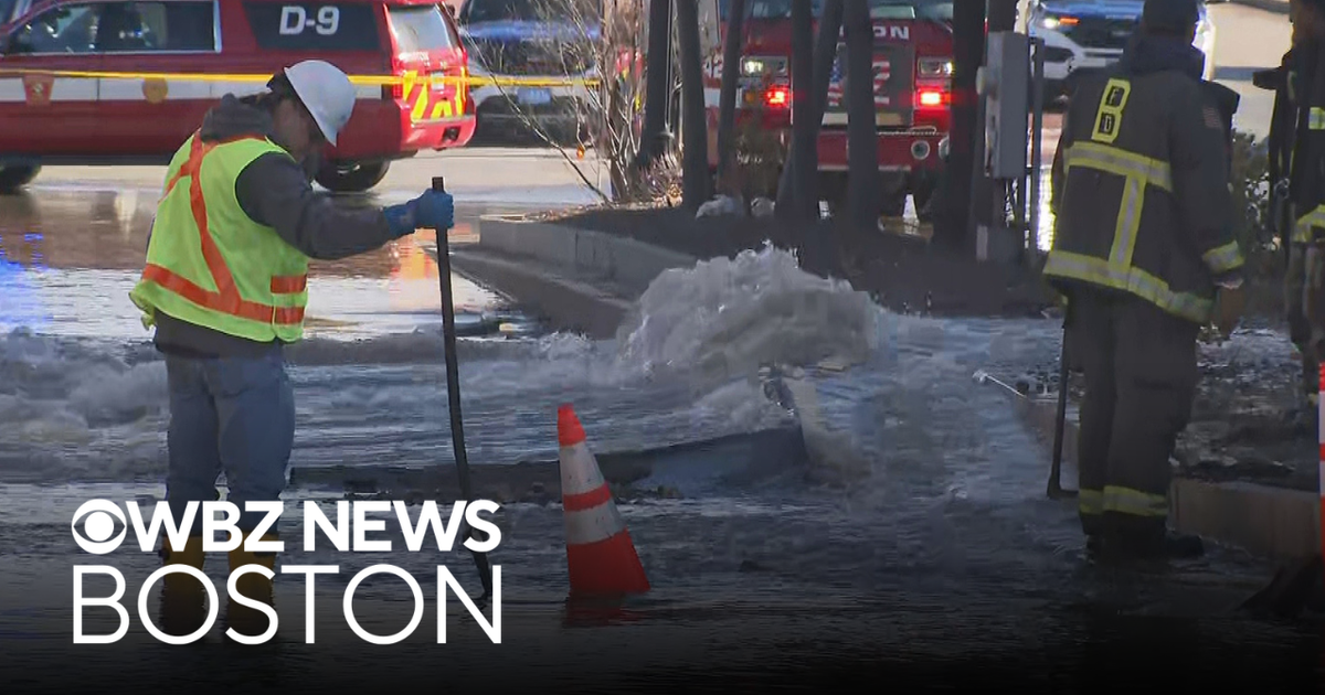 Water main break shuts down Jackson Square in Boston - CBS Boston