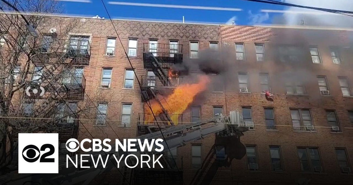 13 hurt, including several children, in Bronx building fire - CBS New York
