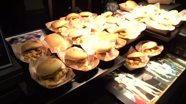 Mookie Wilson Legacy Catering's smoked pulled chicken at Citi Field 