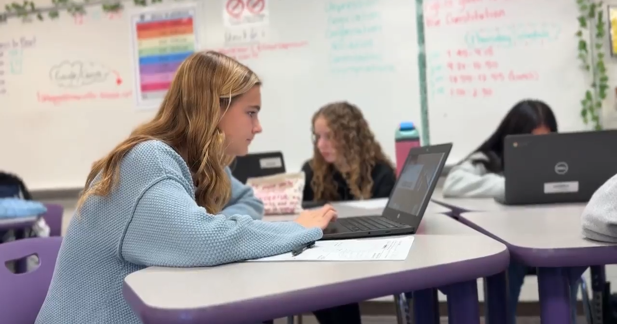 Senate mulling bill to ban cellphones in Georgia high schools - CBS Atlanta
