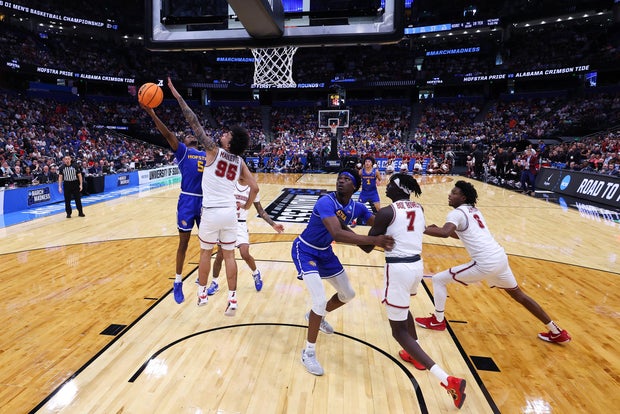 Cruz Davis #5 of the Hofstra Pride shoots the ball against Houston Mallette #95 of the Alabama Crimson Tide during the second half in the first round of the 2026 NCAA Men's Basketball Tournament at Benchmark International Arena on March 20, 2026 in Tampa, Florida.