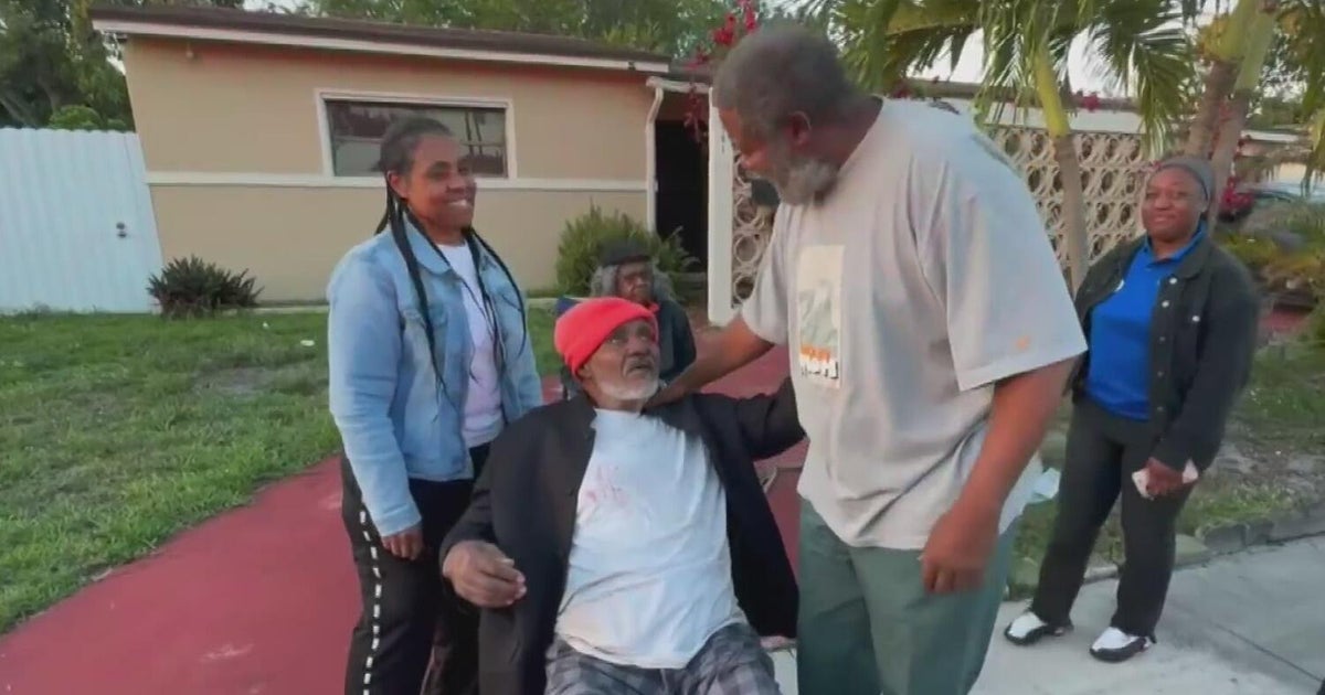 Community rallies behind retired teacher after Miami Gardens house fire