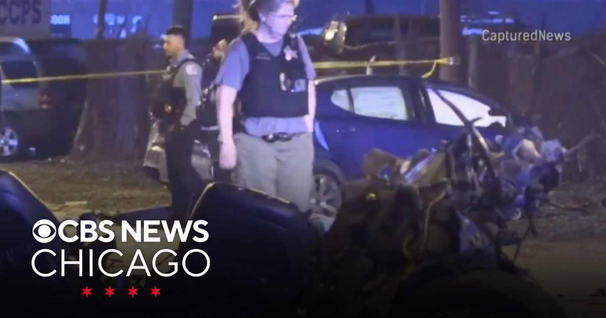 2 critically hurt in crash on Chicago's Southwest Side - CBS Chicago