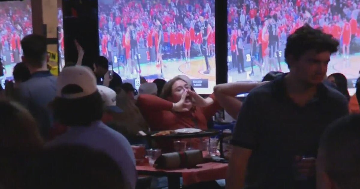 Illini fans celebrate as team punches ticket to Sweet 16 in NCAA tournament