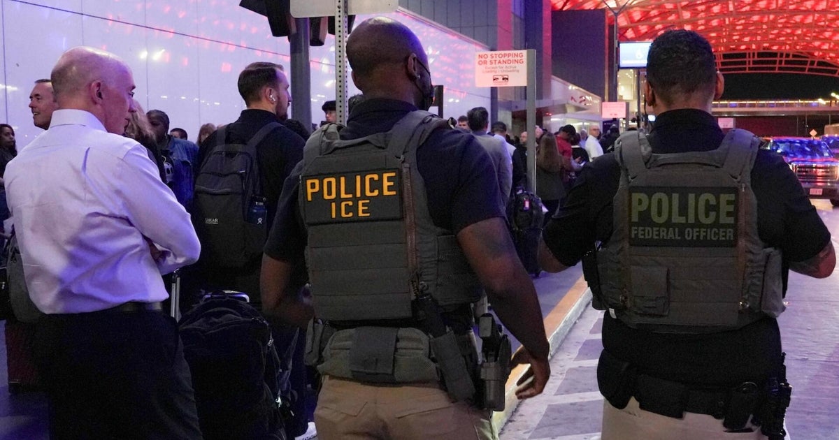 Trump urges ICE agents in airports to go without masks