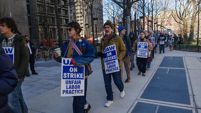 NYU faculty on strike 