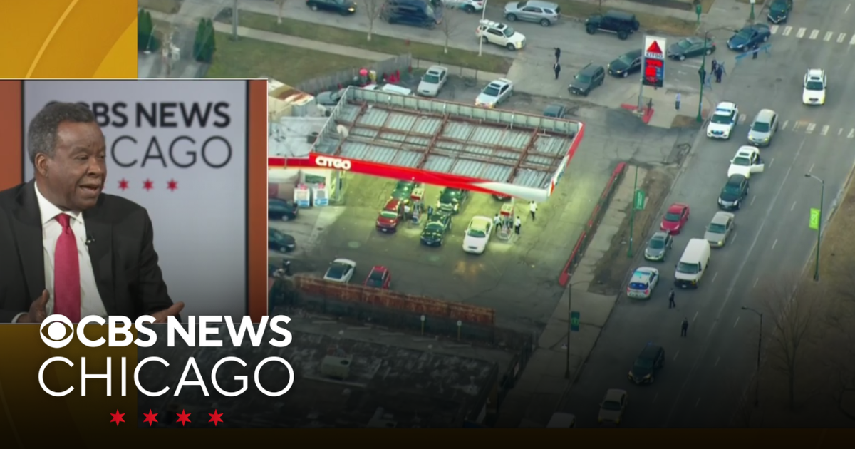 Willie Wilson hosting gas, grocery giveaway in April - CBS Chicago