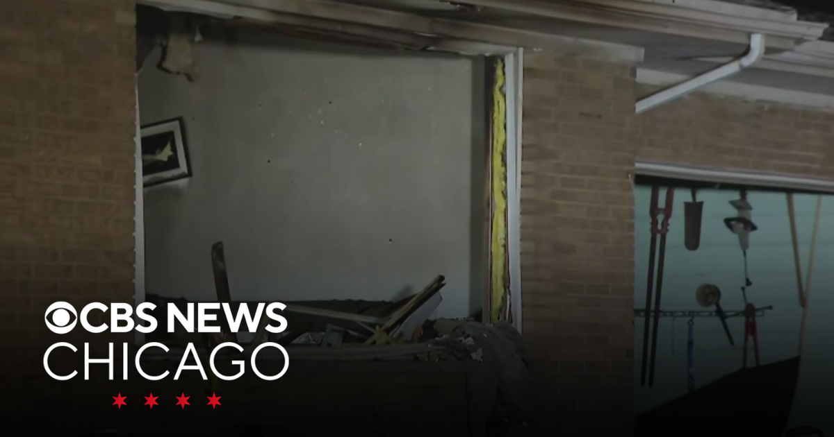 Man found dead inside house fire in Roseland - CBS Chicago