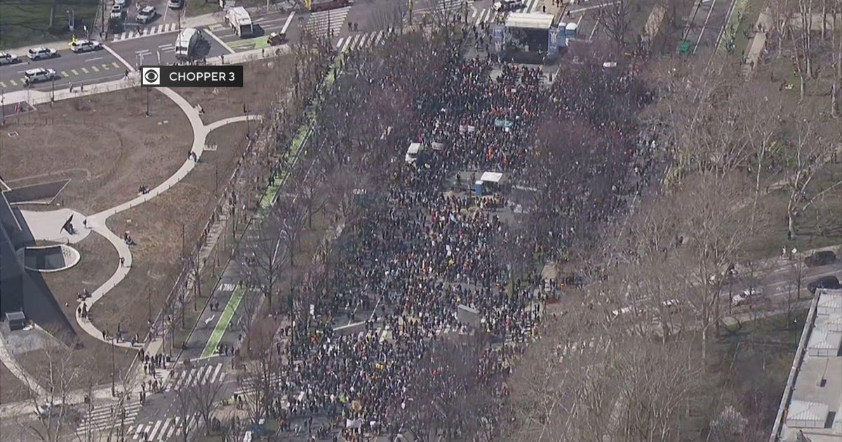 Philadelphia "No Kings" protest fills Benjamin Franklin Parkway