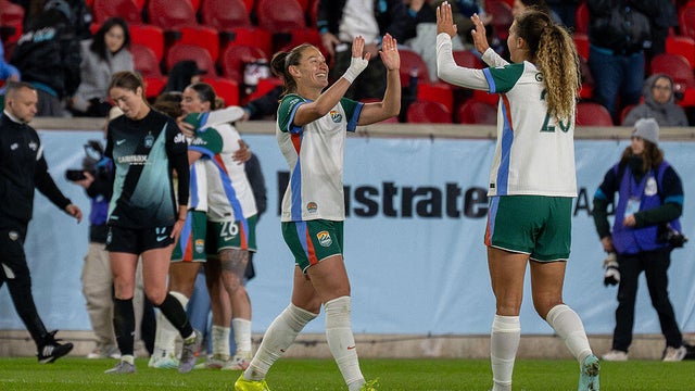 Kaleigh Kurtz (3) and Eva Gaetino (23) of the Denver Summit 