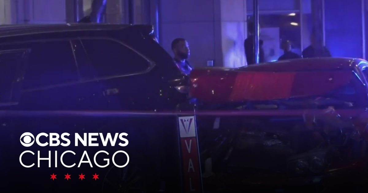 Bystanders injured during crash, shooting on Chicago's Mag Mile - CBS ...