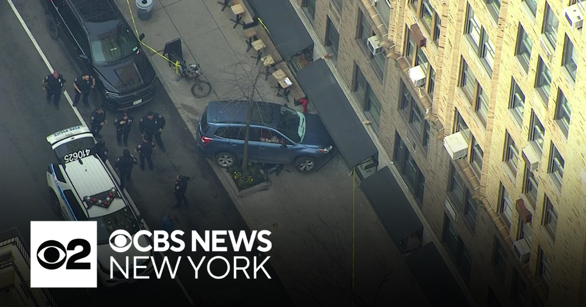 Car slams into building on Upper East Side - CBS New York