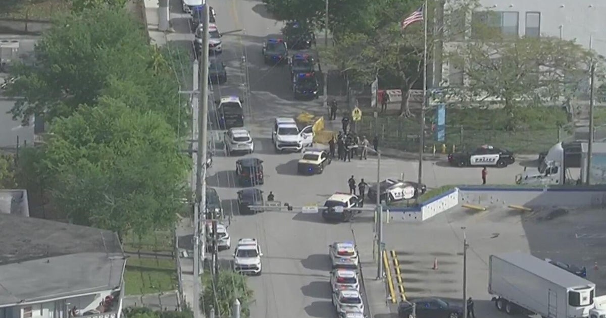 Large law enforcement presence spotted near two Miami schools - CBS Miami