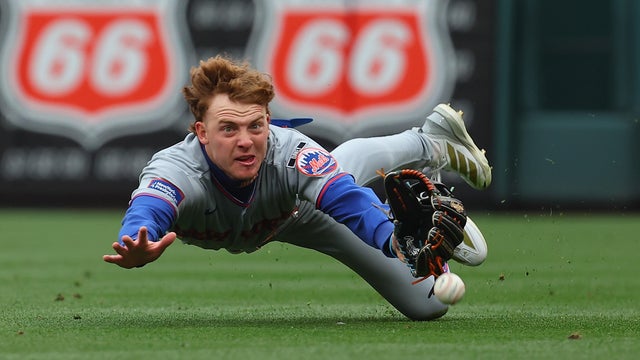 Carson Benge #3 of the New York Mets attempts to field the ball against the St. Louis Cardinals in the eleventh inning at Busch Stadium on April 1, 2026 in St. Louis, Missouri. 