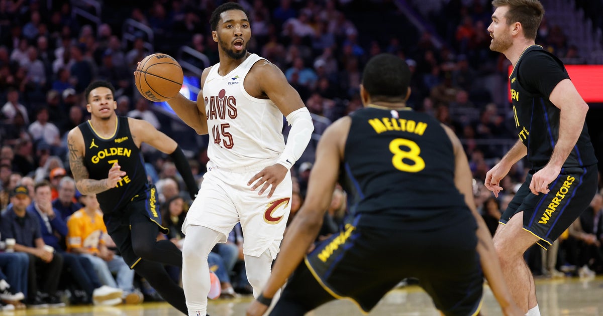 Donovan Mitchell, Max Strus lead Cavaliers past Warriors, 118-111