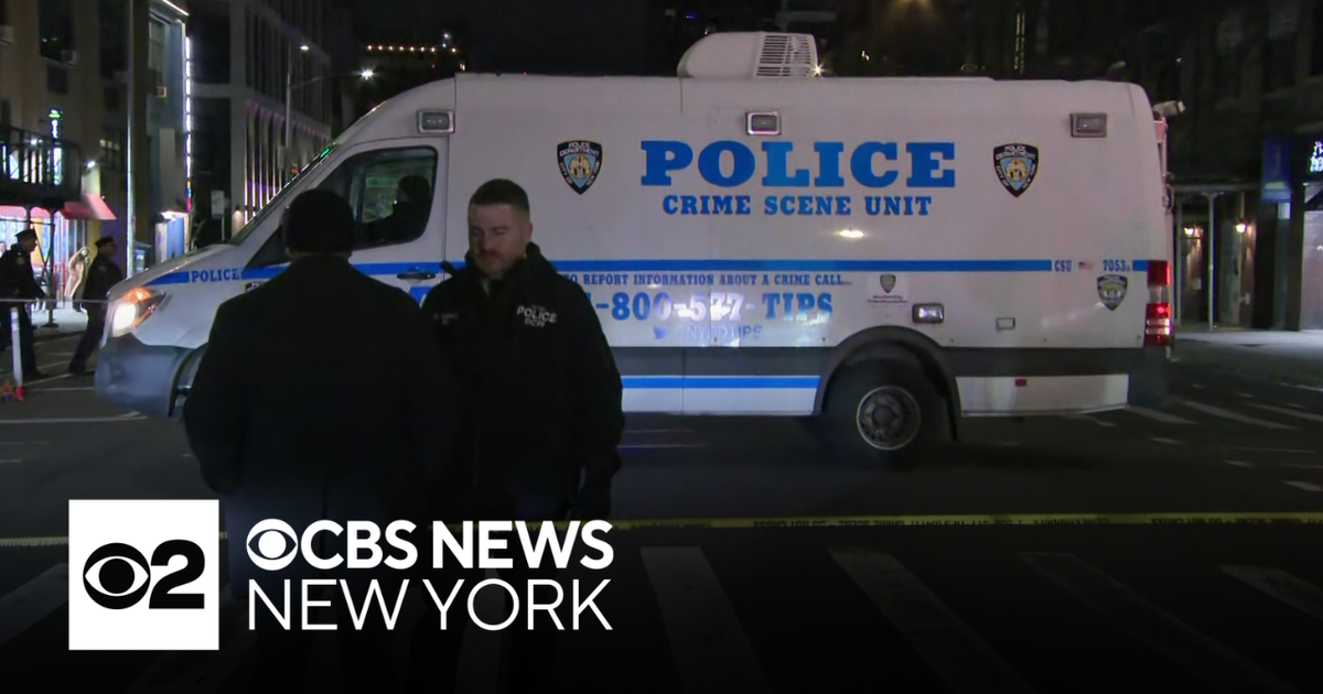 Man shot by NYPD after charging at officers with knife - CBS New York