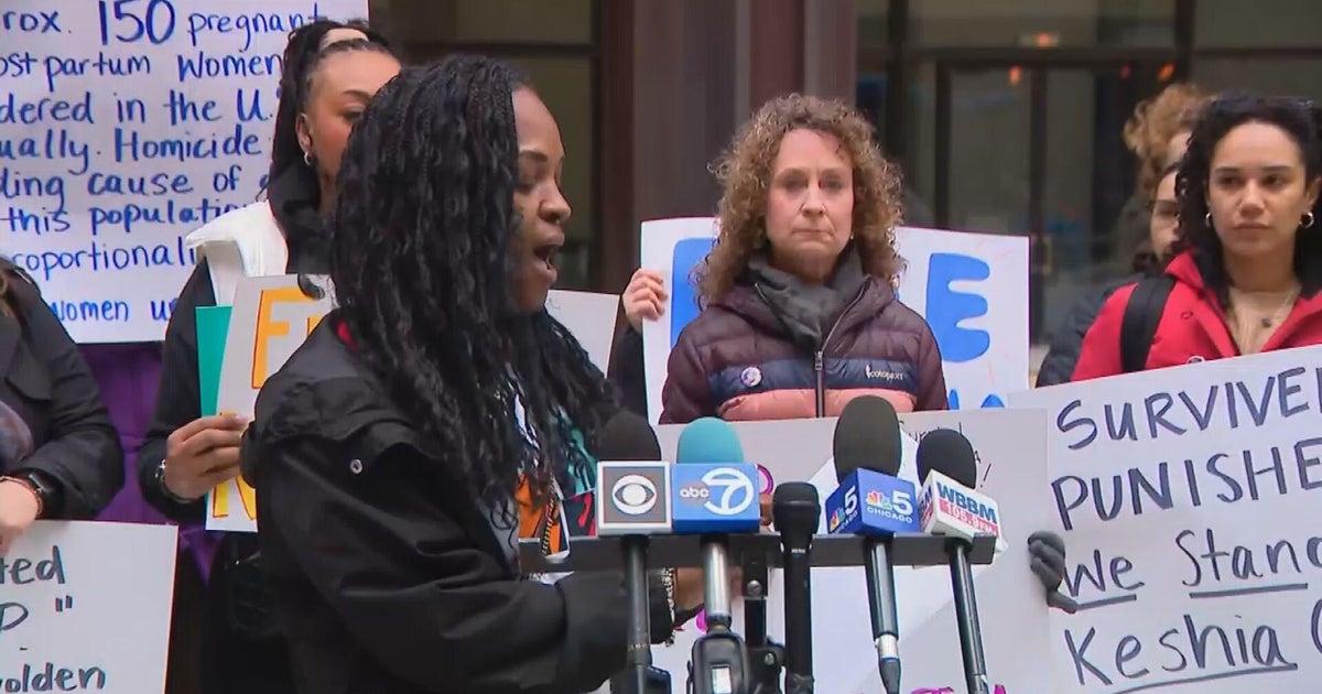 Rally held for Chicago woman charged with killing abusive boyfriend