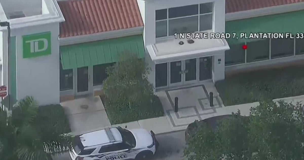 Man accused of robbing bank in Plantation arrested after police chase that ends in Lauderhill crash