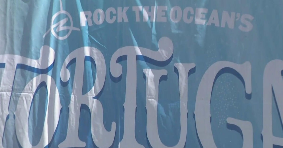 Hundreds of thousands of country music fans pack Fort Lauderdale beach for day 2 of Tortuga Music Festival