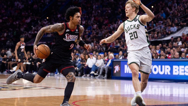 Philadelphia 76ers small forward Kelly Oubre Jr., left, drives to the basket against Milwaukee Bucks shooting guard AJ Green during a game in Philadelphia 