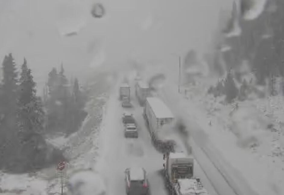 Snow falls in Colorado mountains, westbound lanes of I-70 reopen after ...