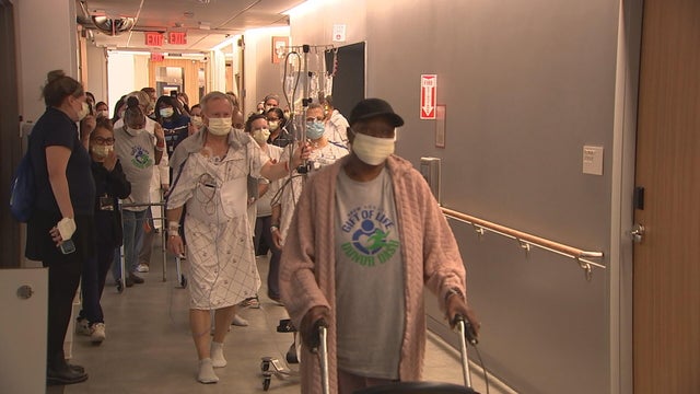 Patients and supporters participate in a donor dash at Penn Medicine 