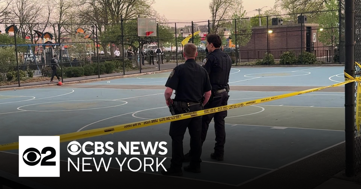 NYPD searching for suspect who killed teen at Queens park - CBS New York
