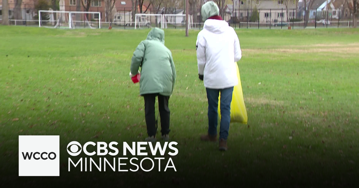 Minneapolis residents gather to clean up city on Earth Day