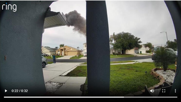 1 dead after small plane crashes into Florida yard - CBS News