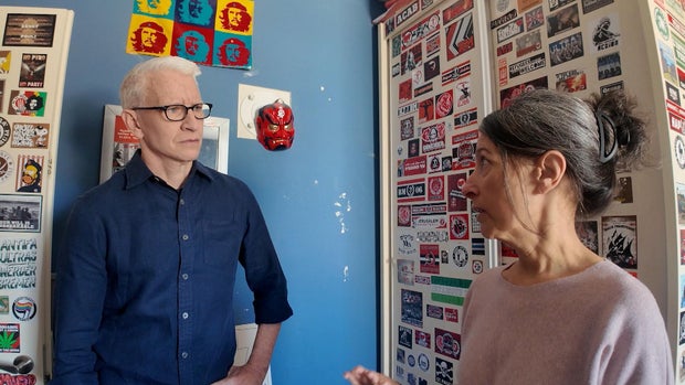 Anderson Cooper and Rachel Goldberg-Polin in Hersh's room 