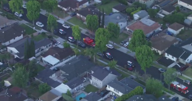 Suspect at large after deadly Burbank double stabbing - CBS Los Angeles
