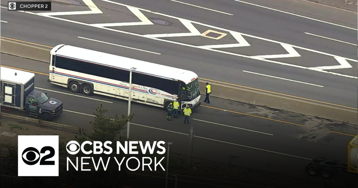 Charter bus involved in multi-vehicle crash on NJ Turnpike - CBS New York