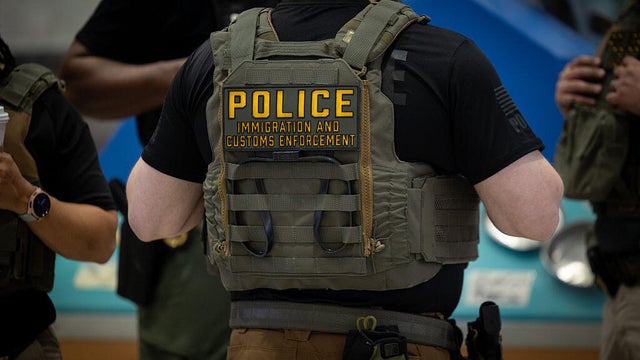 Long lines form outside Atlanta International Airport 