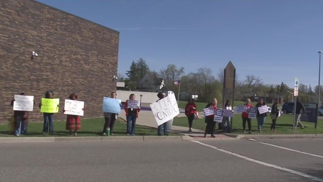 Pontiac teachers protest over contract ahead of school board meeting 