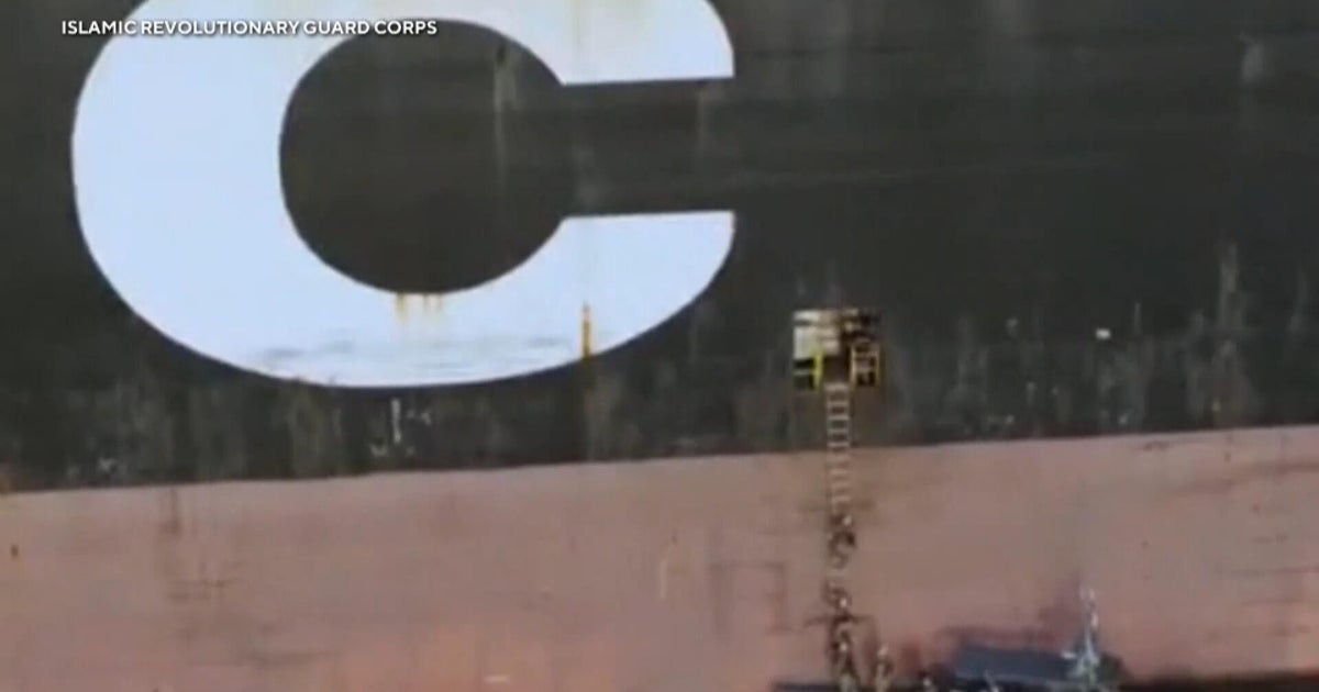 İran, Hürmüz Boğazı'nda 2 geminin ele geçirilmesini gösteren bir video yayınladı.