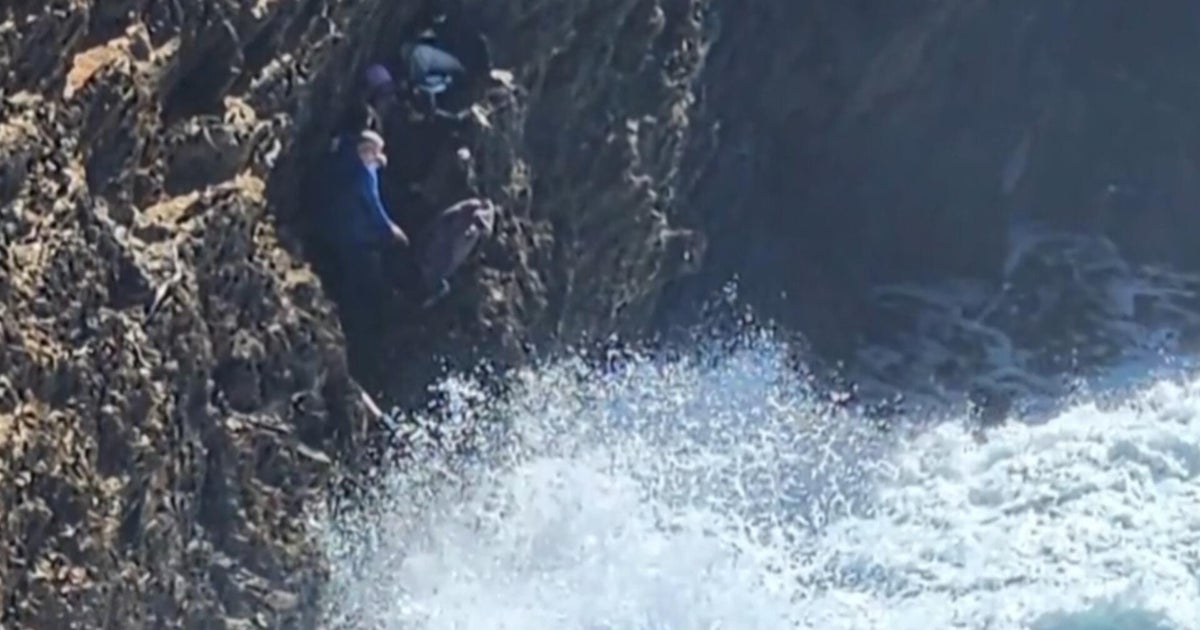 Daring rescue after people were trapped on Australian cliff