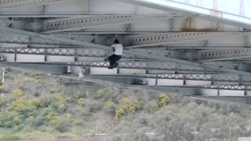 San Francisco police video shows suspected car thief hanging under Bay ...