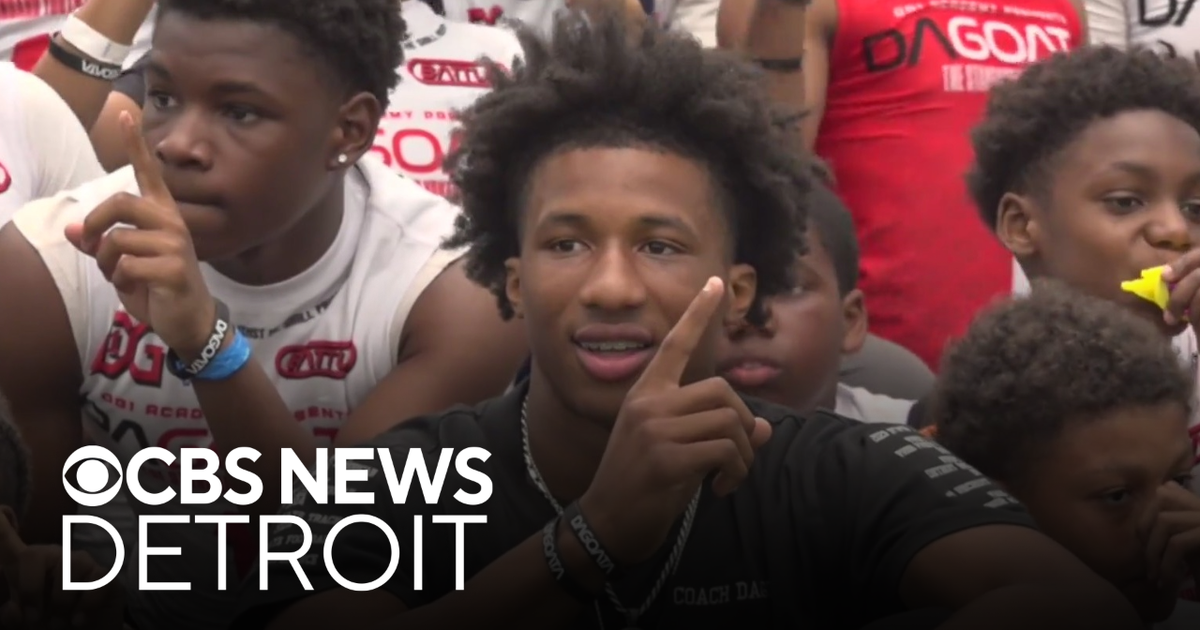 Michigan's top high school football prospect hosts youth camp