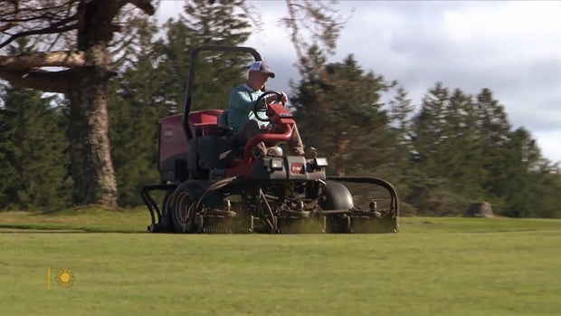 tom-coyne-mowing-fairway-1920.jpg 