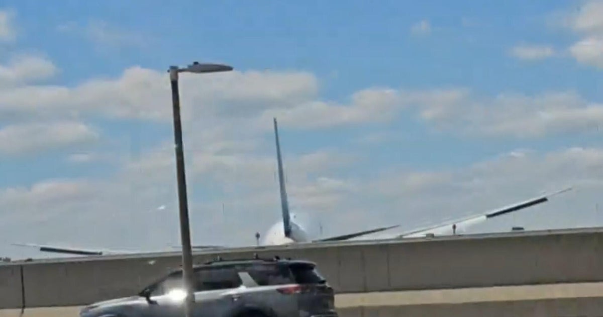 United flight clips light pole on Jersey Turnpike while landing at Newark