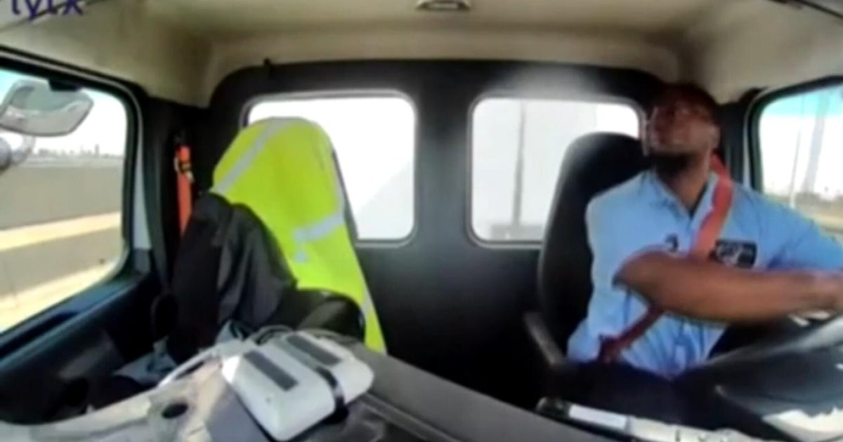 United Airlines plane strikes truck on turnpike before landing