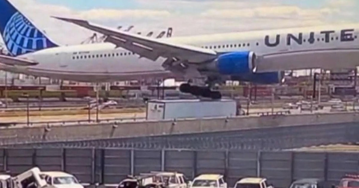 United flight was only about 20 feet above New Jersey Turnpike when landing gear hit truck