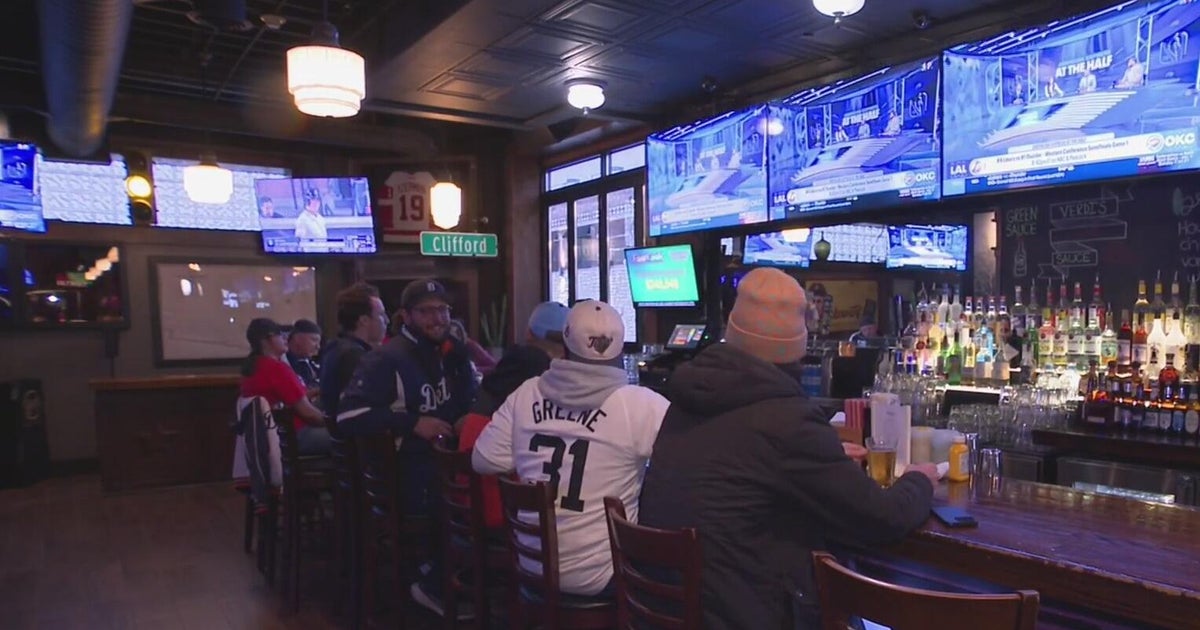 Detroit sports fans gather downtown for Pistons, Tigers games