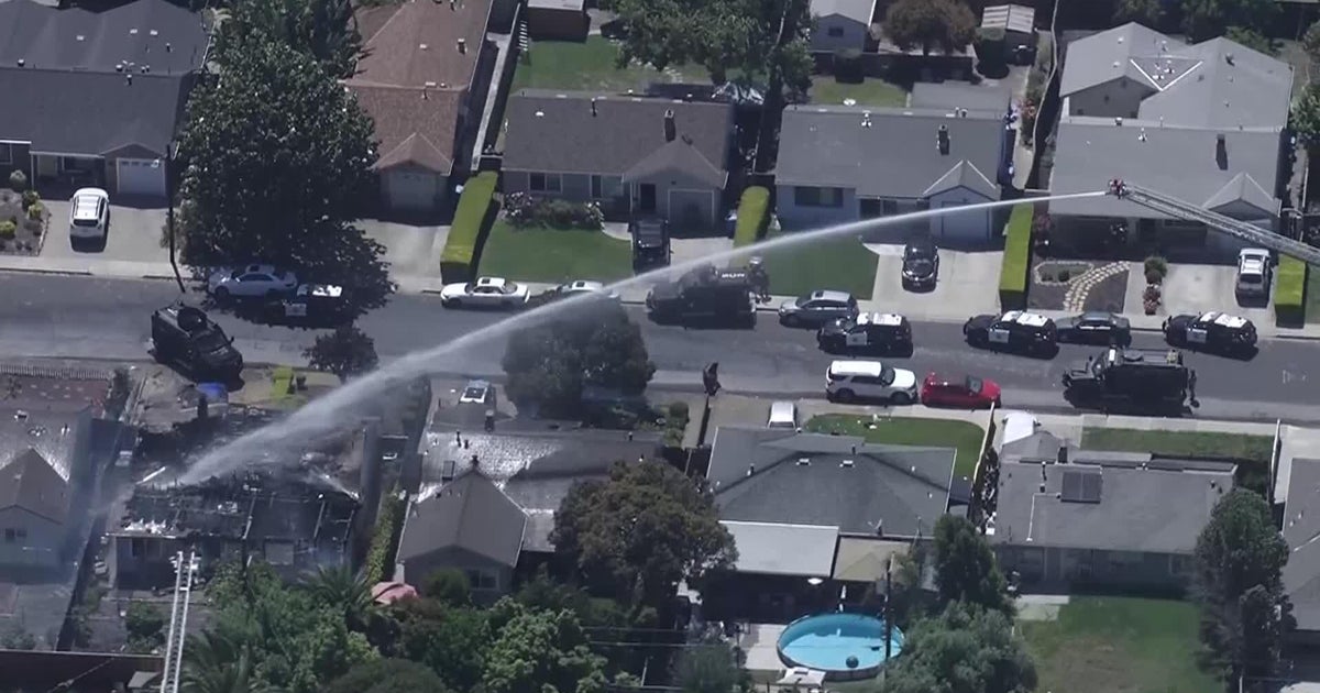 Watch: Scene of Santa Clara fire, police standoff - CBS San Francisco