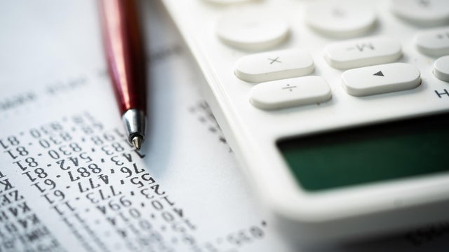 Woman's hands counts on the calculator 