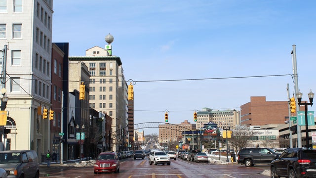 Saginaw Street in downtown Flint with traffic 