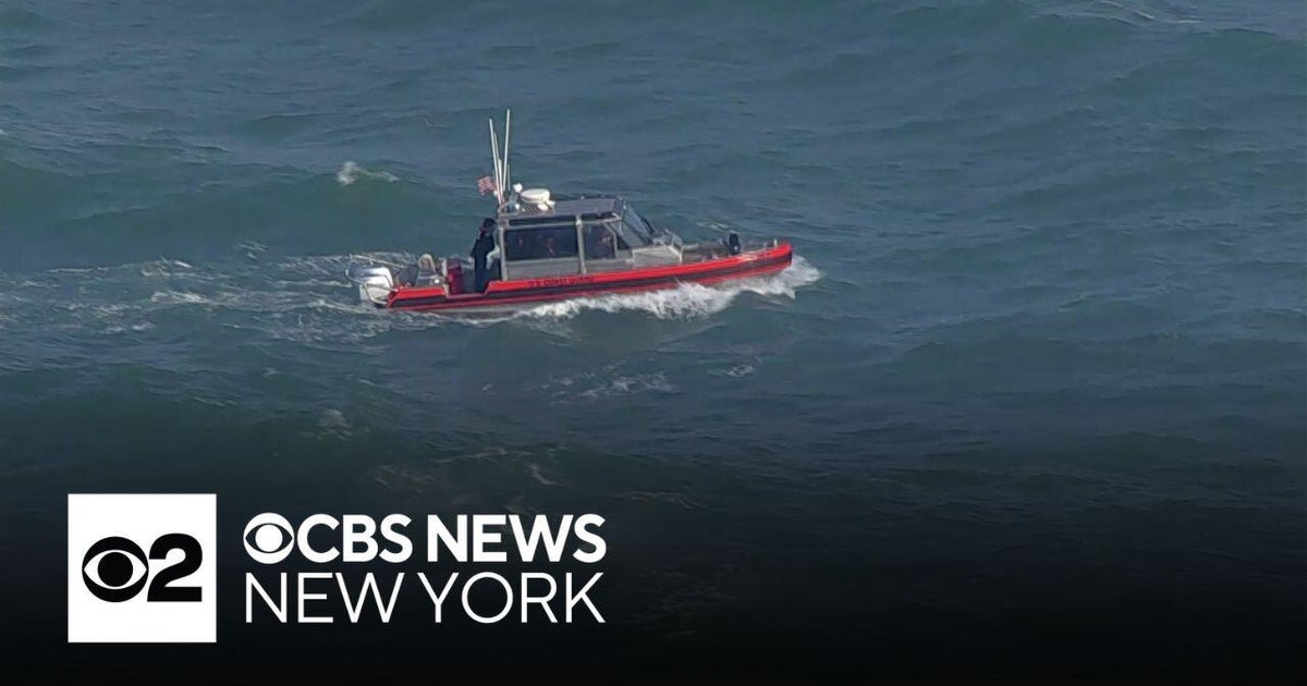 Search for missing swimmer in Queens - CBS New York
