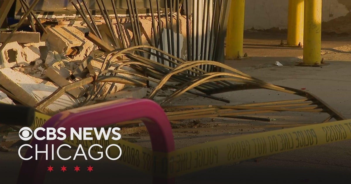 Burglars use two cars to smash into South Chicago store - CBS Chicago